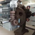 LOTE 319 - 01 MÁQUINA MANUAL EM FERRO FUNDIDO. (NO ESTADO, LEILÃO NÃO TEM GARANTIA E NEM DEVOLUÇÃO, SUJEITO A POSSÍVEIS AVARIAS VISÍVEIS/OCULTAS E/OU AUSÊNCIA DE COMPONENTES).