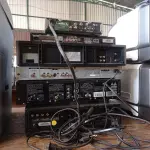 LOTE 323 - 04 APARELHOS DE DVD E 02 VIDEOCASSETES MARCAS E MODELOS DIVERSOS. (NO ESTADO, LEILÃO NÃO TEM GARANTIA E NEM DEVOLUÇÃO, SUJEITO A POSSÍVEIS AVARIAS VISÍVEIS/OCULTAS E/OU AUSÊNCIA DE COMPONENTES).
