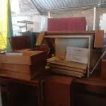 LOTE 414 - 01 LOTE COM VÁRIAS MESAS E PEÇAS DE MOVEIS EM MADEIRA DESMONTADOS. (NO ESTADO, LEILÃO NÃO TEM GARANTIA E NEM DEVOLUÇÃO, SUJEITO A POSSÍVEIS AVARIAS VISÍVEIS/OCULTAS E/OU AUSÊNCIA DE COMPONENTES).