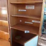 LOTE 467 - 01 ESTANTE EM MADEIRA COM 02 PORTAS E 03 PRATELEIRAS. (NO ESTADO, LEILÃO NÃO TEM GARANTIA E NEM DEVOLUÇÃO, SUJEITO A POSSÍVEIS AVARIAS VISÍVEIS/OCULTAS E/OU AUSÊNCIA DE COMPONENTES).