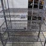 LOTE 017 - 02 PRATELEIRAS DE FERRO TRELIÇADA. (NO ESTADO, NÃO SABEMOS SE FUNCIONA. LEILÃO NÃO TEM GARANTIA E NEM DEVOLUÇÃO).