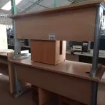 LOTE 375 - 02 MESAS E 03 PORTAS CPU EM MADEIRA. (NO ESTADO, LEILÃO NÃO TEM GARANTIA E NEM DEVOLUÇÃO, SUJEITO A POSSÍVEIS AVARIAS VISÍVEIS/OCULTAS E/OU AUSÊNCIA DE COMPONENTES).