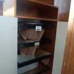 LOTE 469 - 01 ARMÁRIO EM MADEIRA COM 02 PORTAS, 03 PRATELEIRAS E 01 MESINHA PARA COMPUTADOR. (NO ESTADO, LEILÃO NÃO TEM GARANTIA E NEM DEVOLUÇÃO, SUJEITO A POSSÍVEIS AVARIAS VISÍVEIS/OCULTAS E/OU AUSÊNCIA DE COMPONENTES).