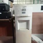 LOTE 203 - 01 BEBEDOURO PARA GARRAFÃO MARCA ESMALTEC 220V. (NO ESTADO, LEILÃO NÃO TEM GARANTIA E NEM DEVOLUÇÃO, SUJEITO A POSSÍVEIS AVARIAS VISÍVEIS/OCULTAS E/OU AUSÊNCIA DE COMPONENTES).