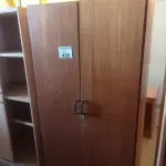 LOTE 420 - 01 ARMÁRIO EM MADEIRA COM 02 PORTAS E 03 PRATELEIRAS. (NO ESTADO, LEILÃO NÃO TEM GARANTIA E NEM DEVOLUÇÃO, SUJEITO A POSSÍVEIS AVARIAS VISÍVEIS/OCULTAS E/OU AUSÊNCIA DE COMPONENTES).