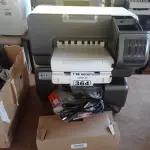 LOTE 364 - 02 IMPRESSORAS MARCAS HP MODELO INK JET 1200WN INCOMPLETAS. (NO ESTADO, LEILÃO NÃO TEM GARANTIA E NEM DEVOLUÇÃO, SUJEITO A POSSÍVEIS AVARIAS VISÍVEIS/OCULTAS E/OU AUSÊNCIA DE COMPONENTES).