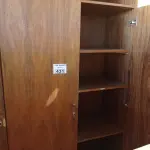 LOTE 431 - 01 ARMÁRIO ALTO EM MADEIRA COM 03 PORTAS E VÁRIAS DIVISÕES. (NO ESTADO, LEILÃO NÃO TEM GARANTIA E NEM DEVOLUÇÃO, SUJEITO A POSSÍVEIS AVARIAS VISÍVEIS/OCULTAS E/OU AUSÊNCIA DE COMPONENTES).