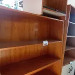 LOTE 468 - 01 ESTANTE EM MADEIRA COM 03 PRATELEIRAS E 01 MESINHA PARA COMPUTADOR. (NO ESTADO, LEILÃO NÃO TEM GARANTIA E NEM DEVOLUÇÃO, SUJEITO A POSSÍVEIS AVARIAS VISÍVEIS/OCULTAS E/OU AUSÊNCIA DE COMPONENTES).