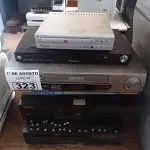 LOTE 323 - 04 APARELHOS DE DVD E 02 VIDEOCASSETES MARCAS E MODELOS DIVERSOS. (NO ESTADO, LEILÃO NÃO TEM GARANTIA E NEM DEVOLUÇÃO, SUJEITO A POSSÍVEIS AVARIAS VISÍVEIS/OCULTAS E/OU AUSÊNCIA DE COMPONENTES).