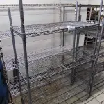 LOTE 016 - 02 PRATELEIRAS DE FERRO TRELIÇADA. (NO ESTADO, NÃO SABEMOS SE FUNCIONA. LEILÃO NÃO TEM GARANTIA E NEM DEVOLUÇÃO). 