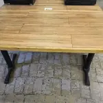 LOTE 027 - 2 MESAS DE 140X70, PÉ DE FERRO E TAMPO DE MADEIRA. (NO ESTADO, NÃO SABEMOS SE FUNCIONA. LEILÃO NÃO TEM GARANTIA E NEM DEVOLUÇÃO).