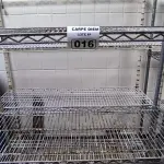 LOTE 016 - 02 PRATELEIRAS DE FERRO TRELIÇADA. (NO ESTADO, NÃO SABEMOS SE FUNCIONA. LEILÃO NÃO TEM GARANTIA E NEM DEVOLUÇÃO). 