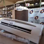 LOTE 213 - 01 AR CONDICIONADO MARCA SPRINGER 9000BTU. (NO ESTADO, LEILÃO NÃO TEM GARANTIA E NEM DEVOLUÇÃO, SUJEITO A POSSÍVEIS AVARIAS VISÍVEIS/OCULTAS E/OU AUSÊNCIA DE COMPONENTES).