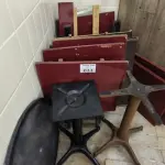 LOTE 033 - MESAS DE MADEIRA DIVERSAS, TAMPO DE MÁRMORE E 02 PÉS DE FERRO. (NO ESTADO, NÃO SABEMOS SE FUNCIONA. LEILÃO NÃO TEM GARANTIA E NEM DEVOLUÇÃO).