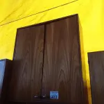 LOTE 433 - 01 ARMÁRIO ALTO EM MADEIRA. (NO ESTADO, LEILÃO NÃO TEM GARANTIA E NEM DEVOLUÇÃO, SUJEITO A POSSÍVEIS AVARIAS VISÍVEIS/OCULTAS E/OU AUSÊNCIA DE COMPONENTES).