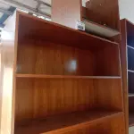 LOTE 468 - 01 ESTANTE EM MADEIRA COM 03 PRATELEIRAS E 01 MESINHA PARA COMPUTADOR. (NO ESTADO, LEILÃO NÃO TEM GARANTIA E NEM DEVOLUÇÃO, SUJEITO A POSSÍVEIS AVARIAS VISÍVEIS/OCULTAS E/OU AUSÊNCIA DE COMPONENTES).