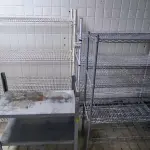 LOTE 020 - 04 PRATELEIRAS DE FERRO. (NO ESTADO, NÃO SABEMOS SE FUNCIONA. LEILÃO NÃO TEM GARANTIA E NEM DEVOLUÇÃO).