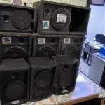 LOTE 030 - CAIXAS DE SOM DIVERSAS. (NO ESTADO, NÃO SABEMOS SE FUNCIONA. LEILÃO NÃO TEM GARANTIA E NEM DEVOLUÇÃO).