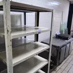 LOTE 007 - 02 ESTANTES DE CINCO PRATELEIRAS DE FERRO (NO ESTADO, NÃO SABEMOS SE FUNCIONA. LEILÃO NÃO TEM GARANTIA E NEM DEVOLUÇÃO).