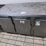 LOTE 001 - 01 BALCÃO REFRIGERADO 3 PORTAS, 01 BALCÃO REFRIGERADO 4 PORTAS C/ PISTA FRIA, ESTRUTURA DE VIDROS P/ SALADAS 01 CORRIMÃO DE INOX, (NO ESTADO, NÃO SABEMOS SE FUNCIONA. LEILÃO NÃO TEM GARANTIA E NEM DEVOLUÇÃO).