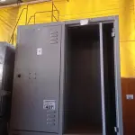 LOTE 407 - 01 ARMÁRIO ROUPEIRO EM AÇO 04 PORTAS COM AVARIAS. (NO ESTADO, LEILÃO NÃO TEM GARANTIA E NEM DEVOLUÇÃO, SUJEITO A POSSÍVEIS AVARIAS VISÍVEIS/OCULTAS E/OU AUSÊNCIA DE COMPONENTES).