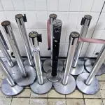 LOTE 012 - 09 SEPARADORES DE FILA E 01 CINZEIRO DE PÉ. (NO ESTADO, NÃO SABEMOS SE FUNCIONA. LEILÃO NÃO TEM GARANTIA E NEM DEVOLUÇÃO).
