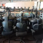 LOTE 384 - 01 LOTE COM GRANDE QUANTIDADE DE CADEIRAS DE ESCRITÓRIO MARCAS E MODELOS DIVERSOS. (NO ESTADO, LEILÃO NÃO TEM GARANTIA E NEM DEVOLUÇÃO, SUJEITO A POSSÍVEIS AVARIAS VISÍVEIS/OCULTAS E/OU AUSÊNCIA DE COMPONENTES).