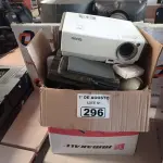 LOTE 296 - 01 PROJETOR MULTIMIDIA E ELETRÔNICOS DIVERSOS. (NO ESTADO, LEILÃO NÃO TEM GARANTIA E NEM DEVOLUÇÃO, SUJEITO A POSSÍVEIS AVARIAS VISÍVEIS/OCULTAS E/OU AUSÊNCIA DE COMPONENTES).