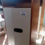 LOTE 476 - 01 ARMÁRIO EM MADEIRA COM 02 PORTAS E 01 PRATELEIRAS. (NO ESTADO, LEILÃO NÃO TEM GARANTIA E NEM DEVOLUÇÃO, SUJEITO A POSSÍVEIS AVARIAS VISÍVEIS/OCULTAS E/OU AUSÊNCIA DE COMPONENTES).