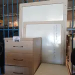 LOTE 298 - 02 GAVETEIROS, 01 MESINHA E 03 QUADROS DE AVISO. (NO ESTADO, LEILÃO NÃO TEM GARANTIA E NEM DEVOLUÇÃO, SUJEITO A POSSÍVEIS AVARIAS VISÍVEIS/OCULTAS E/OU AUSÊNCIA DE COMPONENTES).