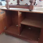 LOTE 372 - 01 ARMÁRIO BAIXO COM 02 PORTAS E 01 MESA DE CENTRO. (NO ESTADO, LEILÃO NÃO TEM GARANTIA E NEM DEVOLUÇÃO, SUJEITO A POSSÍVEIS AVARIAS VISÍVEIS/OCULTAS E/OU AUSÊNCIA DE COMPONENTES).