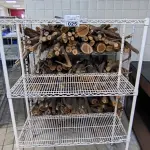 LOTE 025 - 2 ESTANTES FERRO TRELIÇADA C/ LENHA. (NO ESTADO, NÃO SABEMOS SE FUNCIONA. LEILÃO NÃO TEM GARANTIA E NEM DEVOLUÇÃO).