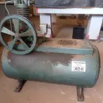 LOTE 404 - 01 COMPRESSOR DE AR COM AVARIAS. (NO ESTADO, LEILÃO NÃO TEM GARANTIA E NEM DEVOLUÇÃO, SUJEITO A POSSÍVEIS AVARIAS VISÍVEIS/OCULTAS E/OU AUSÊNCIA DE COMPONENTES).
