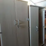 LOTE 413 - 01 ARMÁRIO EM MADEIRA COM 02 PORTAS E 03 PRATELEIRAS E 01 ARMÁRIO COM AVARIAS. (NO ESTADO, LEILÃO NÃO TEM GARANTIA E NEM DEVOLUÇÃO, SUJEITO A POSSÍVEIS AVARIAS VISÍVEIS/OCULTAS E/OU AUSÊNCIA DE COMPONENTES).