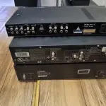 LOTE 028 - 01 DISPLAYER PARA 5, 01 AMPLIFICADOR DE SOM UNIC SM 800. (NO ESTADO, NÃO SABEMOS SE FUNCIONA. LEILÃO NÃO TEM GARANTIA E NEM DEVOLUÇÃO). 