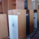 LOTE 464 - 01 ARMÁRIO EM MADEIRA COM 02 PORTAS, 03 PRATELEIRAS E 01 MESINHA PARA COMPUTADOR. (NO ESTADO, LEILÃO NÃO TEM GARANTIA E NEM DEVOLUÇÃO, SUJEITO A POSSÍVEIS AVARIAS VISÍVEIS/OCULTAS E/OU AUSÊNCIA DE COMPONENTES).