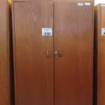 LOTE 430 - 01 ARMÁRIO EM MADEIRA COM 02 PORTAS E 03 PRATELEIRAS. (NO ESTADO, LEILÃO NÃO TEM GARANTIA E NEM DEVOLUÇÃO, SUJEITO A POSSÍVEIS AVARIAS VISÍVEIS/OCULTAS E/OU AUSÊNCIA DE COMPONENTES).