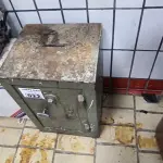 LOTE 022 - COFRE PEQUENO S/ CHAVE E S/ SEGREDO. (NO ESTADO, NÃO SABEMOS SE FUNCIONA. LEILÃO NÃO TEM GARANTIA E NEM DEVOLUÇÃO).