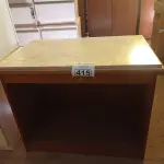 LOTE 415 - 01 MESINHA EM MADEIRA COM TAMPO DE PEDRA. (NO ESTADO, LEILÃO NÃO TEM GARANTIA E NEM DEVOLUÇÃO, SUJEITO A POSSÍVEIS AVARIAS VISÍVEIS/OCULTAS E/OU AUSÊNCIA DE COMPONENTES).