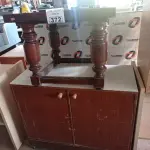 LOTE 372 - 01 ARMÁRIO BAIXO COM 02 PORTAS E 01 MESA DE CENTRO. (NO ESTADO, LEILÃO NÃO TEM GARANTIA E NEM DEVOLUÇÃO, SUJEITO A POSSÍVEIS AVARIAS VISÍVEIS/OCULTAS E/OU AUSÊNCIA DE COMPONENTES).