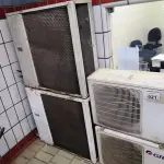 LOTE 021 - 4 CONDENSADORES DE AR CONDICIONADO. (NO ESTADO, NÃO SABEMOS SE FUNCIONA. LEILÃO NÃO TEM GARANTIA E NEM DEVOLUÇÃO).