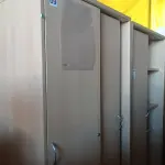 LOTE 421 - 02 ARMÁRIOS EM MADEIRA COM PORTAS DE CORRER. (NO ESTADO, LEILÃO NÃO TEM GARANTIA E NEM DEVOLUÇÃO, SUJEITO A POSSÍVEIS AVARIAS VISÍVEIS/OCULTAS E/OU AUSÊNCIA DE COMPONENTES).