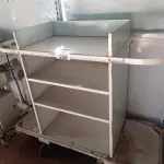 LOTE 390 - 01 EXPOSITOR EM AÇO COM RODINHAS. (NO ESTADO, LEILÃO NÃO TEM GARANTIA E NEM DEVOLUÇÃO, SUJEITO A POSSÍVEIS AVARIAS VISÍVEIS/OCULTAS E/OU AUSÊNCIA DE COMPONENTES).
