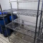 LOTE 016 - 02 PRATELEIRAS DE FERRO TRELIÇADA. (NO ESTADO, NÃO SABEMOS SE FUNCIONA. LEILÃO NÃO TEM GARANTIA E NEM DEVOLUÇÃO). 
