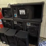 LOTE 030 - CAIXAS DE SOM DIVERSAS. (NO ESTADO, NÃO SABEMOS SE FUNCIONA. LEILÃO NÃO TEM GARANTIA E NEM DEVOLUÇÃO).