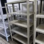 LOTE 009 - 02 ESTANTES DE CINCO PRATELEIRAS DE FERRO. (NO ESTADO, NÃO SABEMOS SE FUNCIONA. LEILÃO NÃO TEM GARANTIA E NEM DEVOLUÇÃO).
