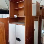 LOTE 471 - 01 ARMÁRIO EM MADEIRA COM 02 PORTAS, 03 PRATELEIRAS E 01 MESINHA PARA COMPUTADOR. (NO ESTADO, LEILÃO NÃO TEM GARANTIA E NEM DEVOLUÇÃO, SUJEITO A POSSÍVEIS AVARIAS VISÍVEIS/OCULTAS E/OU AUSÊNCIA DE COMPONENTES).