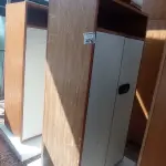 LOTE 476 - 01 ARMÁRIO EM MADEIRA COM 02 PORTAS E 01 PRATELEIRAS. (NO ESTADO, LEILÃO NÃO TEM GARANTIA E NEM DEVOLUÇÃO, SUJEITO A POSSÍVEIS AVARIAS VISÍVEIS/OCULTAS E/OU AUSÊNCIA DE COMPONENTES).