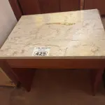 LOTE 425 - 01 MESINHA EM MADEIRA COM TAMPO DE PEDRA. (NO ESTADO, LEILÃO NÃO TEM GARANTIA E NEM DEVOLUÇÃO, SUJEITO A POSSÍVEIS AVARIAS VISÍVEIS/OCULTAS E/OU AUSÊNCIA DE COMPONENTES).