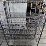 LOTE 017 - 02 PRATELEIRAS DE FERRO TRELIÇADA. (NO ESTADO, NÃO SABEMOS SE FUNCIONA. LEILÃO NÃO TEM GARANTIA E NEM DEVOLUÇÃO).